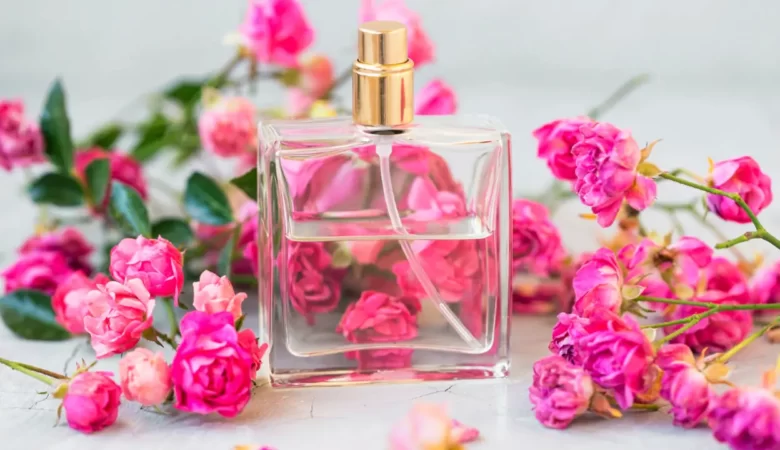 ترند عطر بهاری 2024 و 1403 برای ادکلن زنانه و ادکل مردانه شامل رایحه‌ی قهوه و وانیل می‌شود. همچنین ترند عطر بهاری روی عطرهای پوستی و آروماتراپی، رایحه‌ی رژلب و نت گل بنفشه و گل زنبق تمرکز دارد.