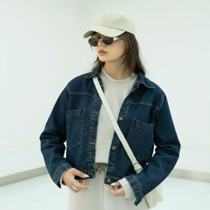 کت جین زنانه نیم‌تنه (کراپ) اسکای جین  در تن مدل.