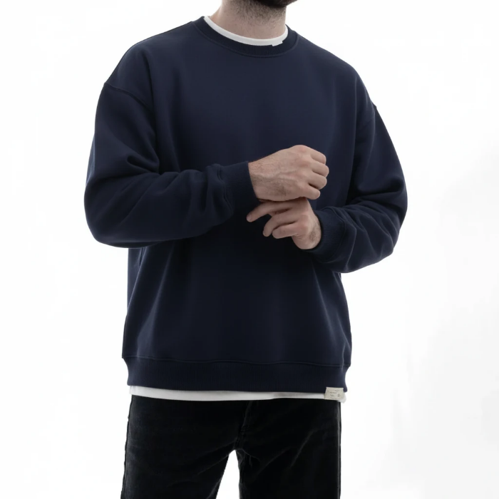 دورس یقه گرد ساده با جنس دورس ضخیم، با جزئیات تیکه خورده (V-insert) روی یقه و تیکه دوخت در قسمت پایین لباس.