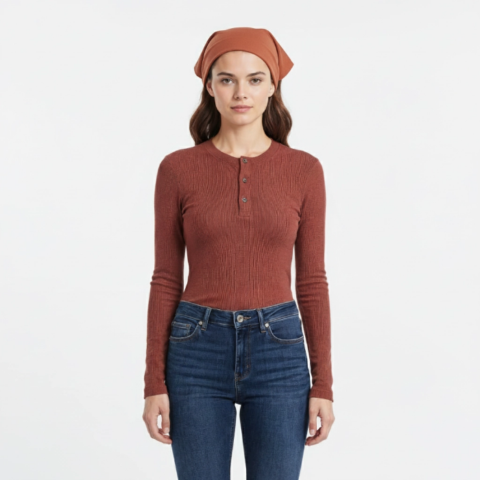 بلوز زنانه بهبود از جنس گپ (GAP) بافتنی، دارای ۳ دکمه در قسمت بالایی یقه، در رنگ