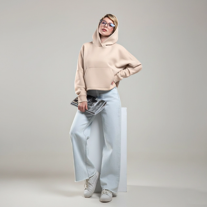 هودی زنانه کراپ (نیم‌تنه) برند بهبود از جنس پارچه غواصی (Scuba) با ایستایی شیک، در رنگ