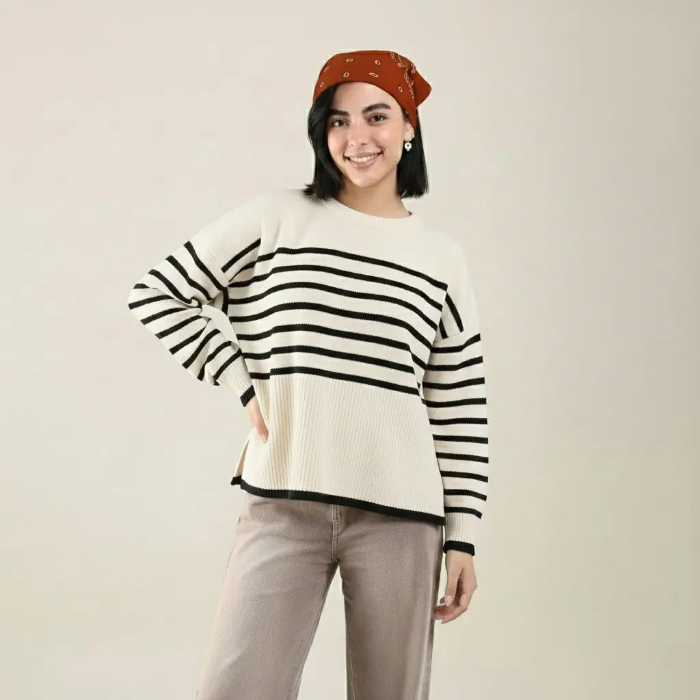 بلوز بافت راه راه افقی زنانه، سایز Free، دارای چاک در دو طرف پایین، از جنس بافت نرم و گرم.