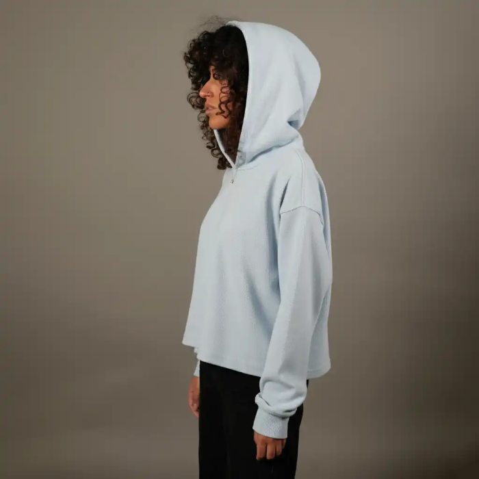 هودی کراپ زنانه برند وصله (Vasleh) از جنس ۱۰۰٪ پنبه طبیعی، مدل نیم‌تنه کلاهدار، در رنگ