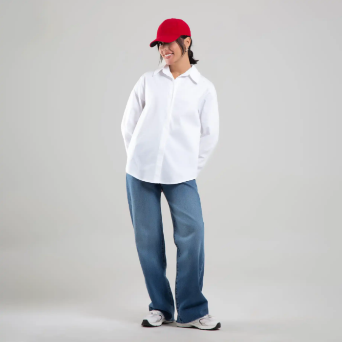 شومیز زنانه سفید با طرح قلب از برند بهبود (Behboud) تهیه شده از جنس پوپلین.