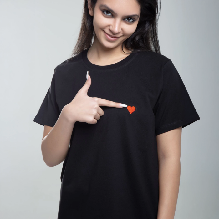 تیشرت زنانه پنبه‌ای طرح قلب برند بهبود (Behboud) در رنگ‌های مشکی و سفید.